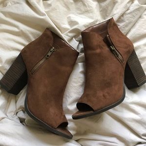 brown Carlos chunky heeled boots<3